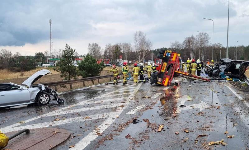 Kłody drewna spadły na drogę i samochody - ZDJĘCIA