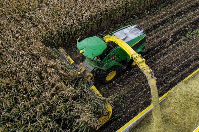 Nowy poziom wydajności spod znaku John Deere – sieczkarnia 9700i