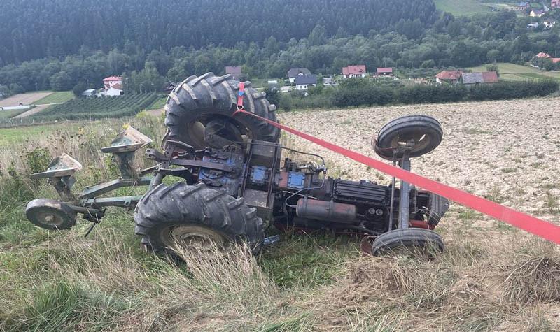 Traktor się wywrócił podczas prac polowych