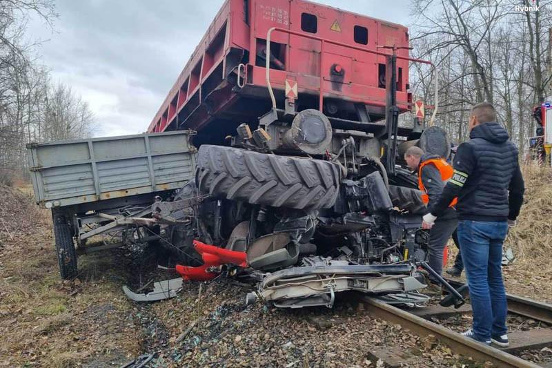 Traktor zmiażdżony przez pociąg